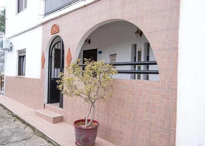 Just Near The Beach! Vintage Big Lovely House